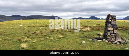 Großer Steinkairn auf dem Gipfel von Seatallen Stockfoto