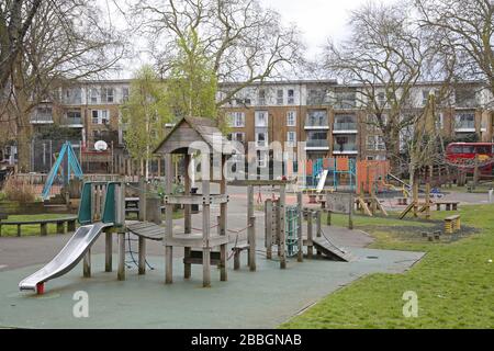 Ein menschenleerer Spielplatz im Süden Londons, Großbritannien während des Corona-Virus-Ausbruchs 2020 Stockfoto