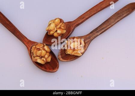 Gesunde und süße Erdnuss oder Erdnuss und Jaggery Laddoo Stockfoto