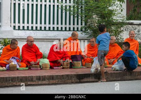 Almosengebärende Zeremonie (Sai bat) in Luang Prabang Stockfoto