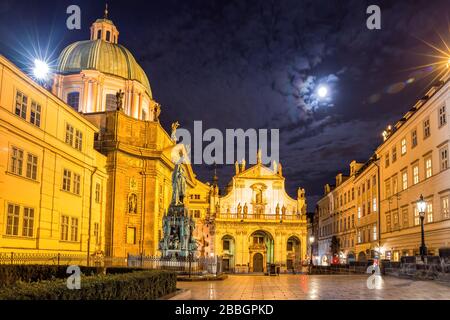 Prag in der Nacht. Beleuchtete Kirche St. Salvator, Denkmal für Karl IV., Basilika St. Franziskus von Assisi Stockfoto