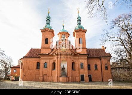 Sankt-Lorenz-Kirche auf dem Petrin-Hügel in Prag, Tschechien Stockfoto