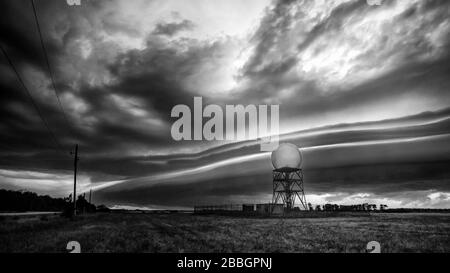 Schwarze und weiße Regalwolke über der Radarstation im Süden Manitobas, Kanada Stockfoto