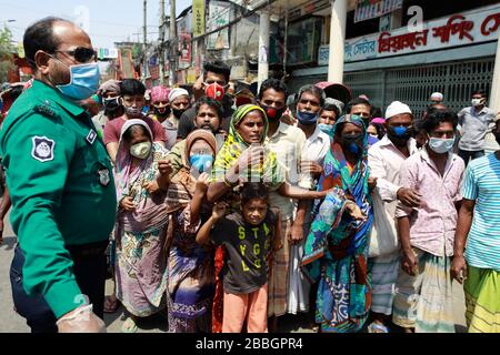 Dhaka, Bangladesch. März 2020. Die Menschen warten in einer Warteschlange, um Hilfe während der landesweiten Sperre zu erhalten, die als Maßnahme zur Verhinderung der Verbreitung von COVID-19 in Dhaka, Bangladesch, am 31. März 2020 verhängt wurde. Im ganzen Land wird eine landesweite Sperre durchgeführt, um die Verbreitung des Romans COVID-19 nach fünf Todesfällen und mindestens 51 Infektionen einzudämmen. Credit: Suvra Kanti das/ZUMA Wire/Alamy Live News Stockfoto