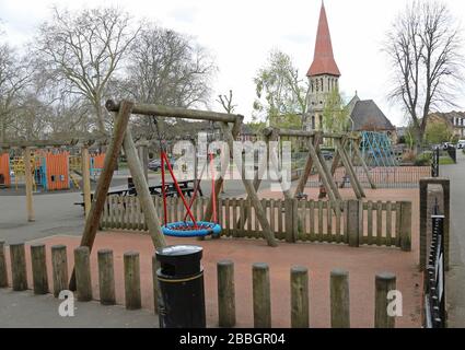 Ein menschenleerer Spielplatz im Süden Londons, Großbritannien während des Corona-Virus-Ausbruchs 2020 Stockfoto