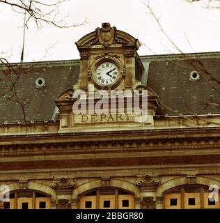 Fassade des Gebäudes im Haussmannschen Stil aus dem Jahr 1867 mit Uhr- und "Abtapariertext" in französischer Sprache. Stockfoto