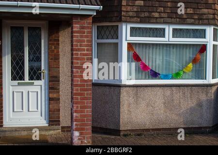 Covid-19 Kinder-Regenbogen. Home Artwork Stockfoto