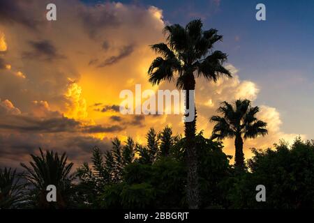 Dramatische Sturmwolken bei Sonnenuntergang über dem See Genezareth von den Golan-Höhen, Israel, Naher Osten. Stockfoto