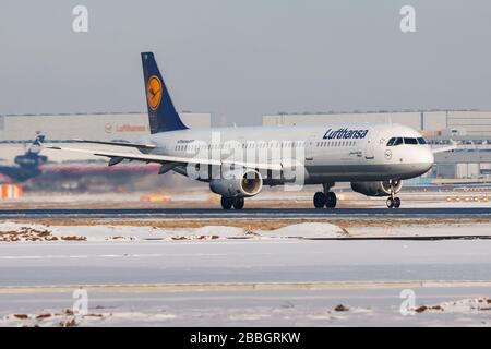 FRANKFURT/DEUTSCHLAND - 8. DEZEMBER 2012: Lufthansa Airbus A321 D-AISV Passagierflugzeug Abflug am Flughafen Frankfurt Stockfoto