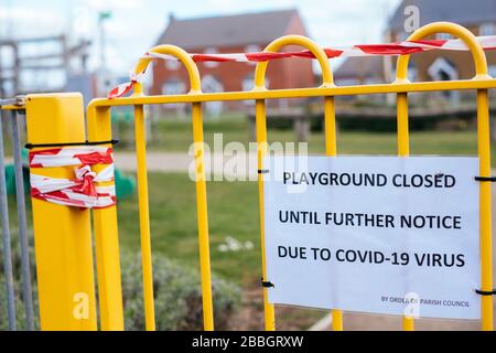 Ein Spielplatz für Kinder in Buggrooke, Northamptonshire, ist wegen des Covid-19-Virus geschlossen Stockfoto