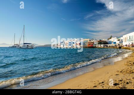 Sonnenuntergang in Mykonos, Griechenland, mit Kreuzfahrtschiff und Yachten im Hafen Stockfoto