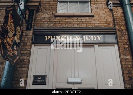 London, Großbritannien - 06. März 2020: Schild über verschlossenen Türen des Pubs Punch & Judy in Covent Garden Market, einem der beliebtesten Touristenattraktionen in London, Großbritannien. Stockfoto