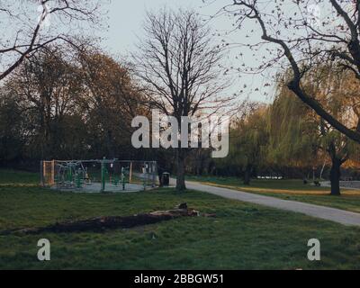 London, Großbritannien - 28. März 2020: Öffentliche Sporthalle in einem Park wegen Coronavirus Drohung geschlossen und eingezäunt in London. Stockfoto