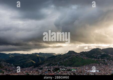 Panorama-Südostseite von Cusco City vor Sonnenuntergang, Blick von oben Stockfoto