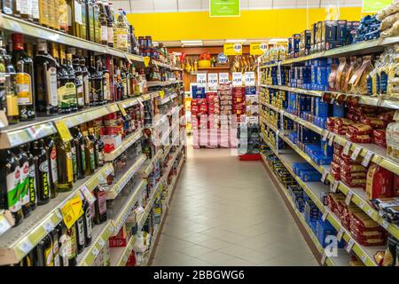 Leere Supermärkte aufgrund der Covid 19 Pandemie, Coronavirus, trotz der Regale voller Waren. Abruzzen, Italien, Europa Stockfoto