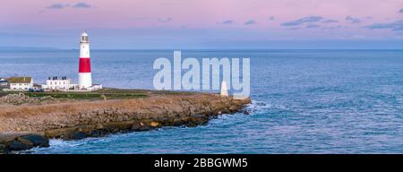 Großbritannien, England, Dorset, Portland Bill, Portland Bill Lighthouse, Sunrise (Drone) Stockfoto