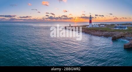 Großbritannien, England, Dorset, Portland Bill, Portland Bill Lighthouse, Sonnenuntergang (Drone) Stockfoto