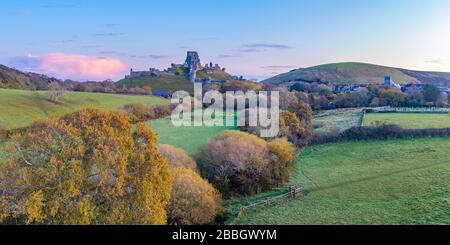 Großbritannien, England, Dorset, Corfe Castle (Drone) Stockfoto