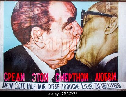 Graffiti-Gemälde an der Berliner Mauer mit Darstellung des sowjetischen Führers Leonid Breschnew, der den DDR-Führer Erich Honecker küsst Stockfoto