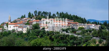 Panoramafoto der mittelalterlichen Stadt Stanjel auf Karst in Slowenien Stockfoto