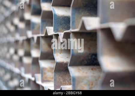 Metallgitter mit Sternform. Textur als Hintergrund. Stockfoto