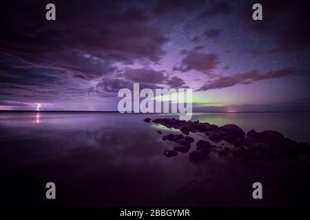 Aurora tanzt und blitzt über Wasser im Lake Winnipeg, Manitoba Canada Stockfoto