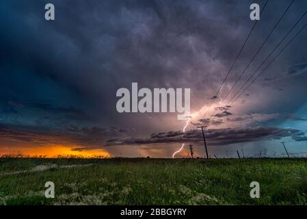 Sturm mit Blitzschlag über dem Feld im ländlichen Süden Manitobas, Kanada Stockfoto