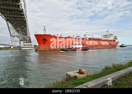 Schleppboote, die den leeren Chemie-/Öltanker 'Maritime Vanessa' (Aurora-Tanker) unterstützen, die in Port of Corpus Christi, Harbour Bridge, Texas, einlaufen. Stockfoto