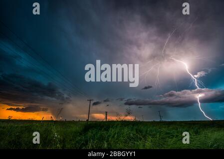 Sturm mit Blitzschlag über dem Feld im ländlichen Süden Manitobas Kanadas Stockfoto