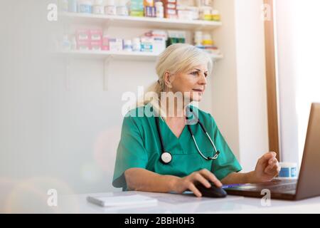 Oberärztin in ihrem Büro Stockfoto