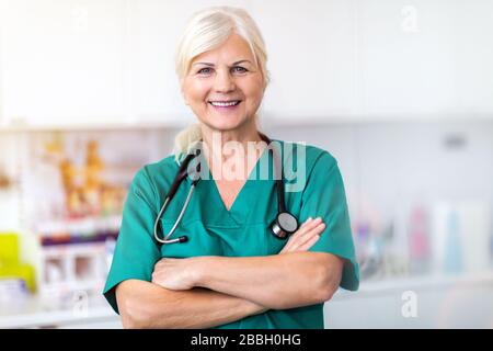 Oberärztin in ihrem Büro Stockfoto
