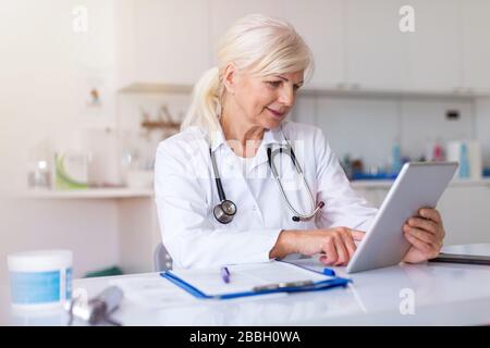 Oberärztin in ihrem Büro Stockfoto
