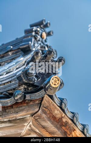 Tsuruoka, Yamagata, Japan - 3. August 2019: Ryukakuji-Tempel (Dragon Kakuji-Tempel) Shingon Buddhistischer Tempel. Shishiguchi Dachfirstornament bei Schinz Stockfoto