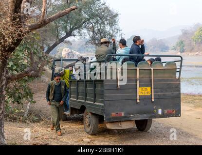 Touristen in einem Canter-Safari-Fahrzeug auf einer Tigersafari im Ranthammore National Park, Rajasthan, Indien Stockfoto