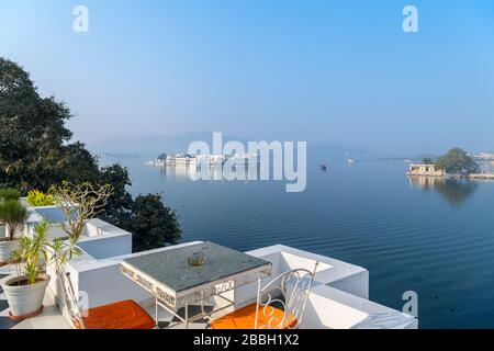 Blick über den Pichola-See und den Taj Lake Palace vom Jagat Niwas Palace Hotel am frühen Morgen, Old City, Udaipur, Rajasthan, Indien Stockfoto