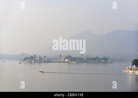 Udaipur, Indien. Jag Mandir (Jagmandir) Insel am frühen Morgen, Lake Pichola, Altstadt, Udaipur, Rajasthan, Indien Stockfoto
