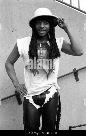 Rick James kommt zu seiner Pressekonferenz, um sein neues Album Throwin' Down zu bewerben. Juni, 1982Credit: Scott Weiner / MediaPunch Stockfoto