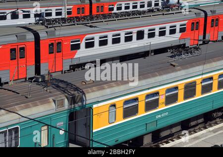 Personenkraftwagen auf Gleisen im Bahnhof von Nowossibirsk, Russland. Stockfoto