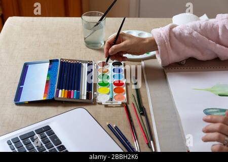 Malerei mit Aquarellen zu Hause, Unterhaltung gegen die Einschließung des Coranavirus Stockfoto