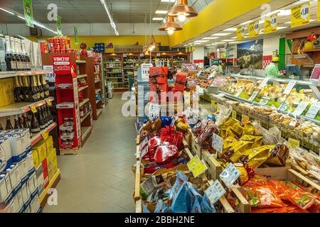 Leere Supermärkte aufgrund der Covid 19 Pandemie, Coronavirus, trotz der Regale voller Waren. Abruzzen, Italien, Europa Stockfoto