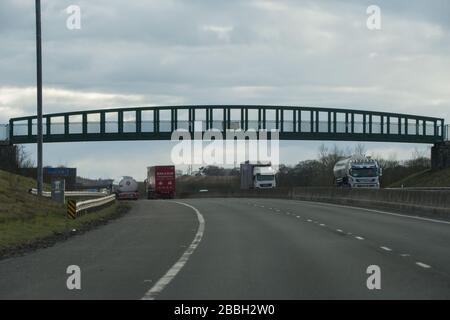 Cumbernauld, Schottland, Großbritannien. März 2020. Abgebildet: Kinder haben mit bunten Markierstiften und einem weißen Betttuch, das sie an einer Fußgängerbrücke über die Autobahn bei Cumbernauld befestigt haben, ein selbstgefertigtes Schild gemacht. Schilder lautet: "Ein GROSSES DANKESCHÖN AN DIE WICHTIGSTEN MITARBEITER, DIE die USA SCHÜTZEN UND FÜTTERN, SICHER BLEIBEN" Credit: Colin Fisher/Alamy Live News Stockfoto