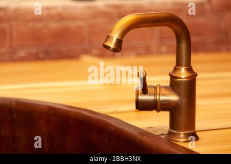 Messinghahn in der Sauna Stockfoto