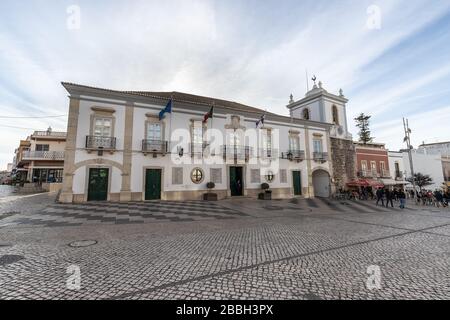 Loule, Faro, Portugal - 25. Februar 2020: Detail der Architektur des Rathauses im historischen Stadtzentrum, wo die Menschen an einem Wintertag spazieren gehen Stockfoto