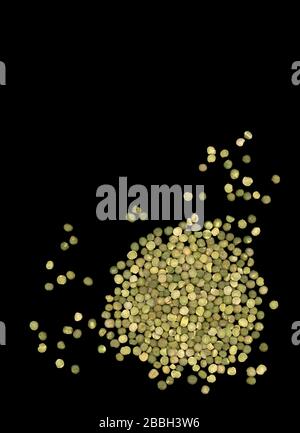 Getrocknete grüne gespaltene Erbsen auf dunklem Hintergrund. Stockfoto