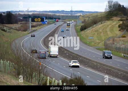 Cumbernauld, Schottland, Großbritannien. März 2020. Abbildung: Autobahnschilder zeigen die Meldung "BLEIB ZU HAUSE SCHUTZ NHS LEBEN RETTEN" während der britischen Sperrzeit, um die Verbreitung des Coronavirus zu stoppen, in dem 1.993 Menschen jetzt positiv auf den Virus getestet haben und 60 Menschen an dem Virus gestorben sind. Kredit: Colin Fisher/Alamy Live News Credit: Colin Fisher/Alamy Live News Stockfoto