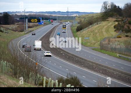 Cumbernauld, Schottland, Großbritannien. März 2020. Abbildung: Autobahnschilder zeigen die Meldung "BLEIB ZU HAUSE SCHUTZ NHS LEBEN RETTEN" während der britischen Sperrzeit, um die Verbreitung des Coronavirus zu stoppen, in dem 1.993 Menschen jetzt positiv auf den Virus getestet haben und 60 Menschen an dem Virus gestorben sind. Kredit: Colin Fisher/Alamy Live News Credit: Colin Fisher/Alamy Live News Stockfoto