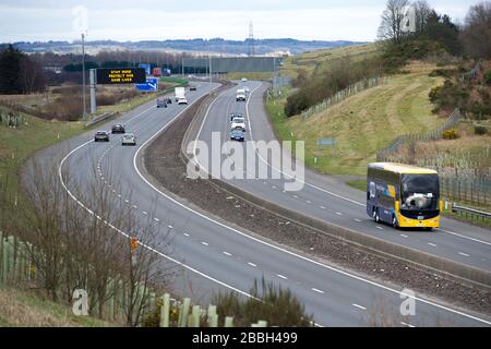 Cumbernauld, Schottland, Großbritannien. März 2020. Abbildung: Autobahnschilder zeigen die Meldung "BLEIB ZU HAUSE SCHUTZ NHS LEBEN RETTEN" während der britischen Sperrzeit, um die Verbreitung des Coronavirus zu stoppen, in dem 1.993 Menschen jetzt positiv auf den Virus getestet haben und 60 Menschen an dem Virus gestorben sind. Kredit: Colin Fisher/Alamy Live News Credit: Colin Fisher/Alamy Live News Stockfoto