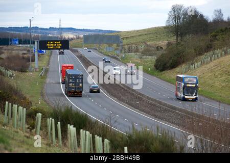 Cumbernauld, Schottland, Großbritannien. März 2020. Abbildung: Autobahnschilder zeigen die Meldung "BLEIB ZU HAUSE SCHUTZ NHS LEBEN RETTEN" während der britischen Sperrzeit, um die Verbreitung des Coronavirus zu stoppen, in dem 1.993 Menschen jetzt positiv auf den Virus getestet haben und 60 Menschen an dem Virus gestorben sind. Kredit: Colin Fisher/Alamy Live News Credit: Colin Fisher/Alamy Live News Stockfoto