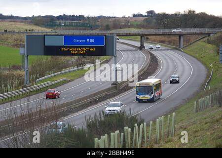 Cumbernauld, Schottland, Großbritannien. März 2020. Abbildung: Autobahnschilder zeigen die Meldung "BLEIB ZU HAUSE SCHUTZ NHS LEBEN RETTEN" während der britischen Sperrzeit, um die Verbreitung des Coronavirus zu stoppen, in dem 1.993 Menschen jetzt positiv auf den Virus getestet haben und 60 Menschen an dem Virus gestorben sind. Kredit: Colin Fisher/Alamy Live News Credit: Colin Fisher/Alamy Live News Stockfoto