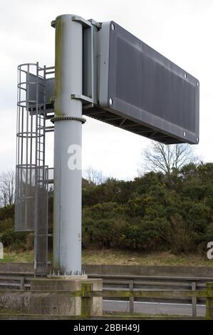 Cumbernauld, Schottland, Großbritannien. März 2020. Abbildung: Autobahnschilder zeigen die Meldung "BLEIB ZU HAUSE SCHUTZ NHS LEBEN RETTEN" während der britischen Sperrzeit, um die Verbreitung des Coronavirus zu stoppen, in dem 1.993 Menschen jetzt positiv auf den Virus getestet haben und 60 Menschen an dem Virus gestorben sind. Kredit: Colin Fisher/Alamy Live News Stockfoto